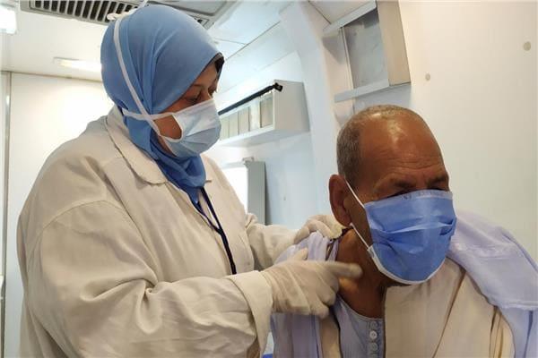 الكشف على 1165 حالة في قافلة طبية بقرية "سنور" ببني سويف