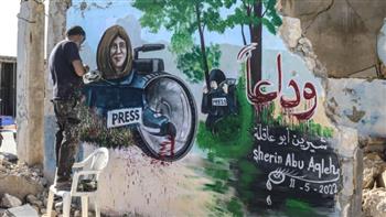   الشرطة الإسرائيلية تُزيل جدارية للشهيدة شيرين أبو عاقلة داخل الخط الأخضر
