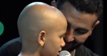   أحمد سعد يغنى مع طفل مريض بالسرطان