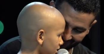أحمد سعد يغنى مع طفل مريض بالسرطان