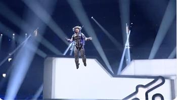   جوني ديب يظهر عائما في الفضاء ببدلة رجل القمر في حفل MTV 