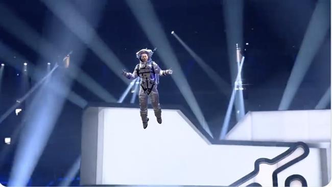 جوني ديب يظهر عائما في الفضاء ببدلة رجل القمر في حفل MTV 