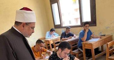 طلاب الدور الثانى للثانوية الأزهرية يختتمون امتحاناتهم بالفيزياء والتاريخ