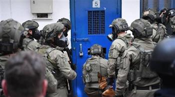   القمع الإسرائيلي يقتحم غرفتين للأسرى الفلسطينيين فى سجن «مجدو»