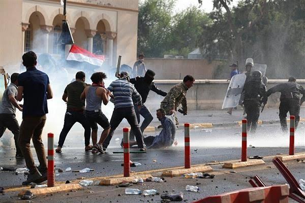 العراق.. مقتل وإصابة 28 متظاهرا في المنطقة الخضراء وسط بغداد