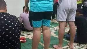 ما حدود عورة الرجل عند الصلاة بالشورت؟