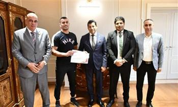 وزير الرياضة يُكرم اللاعب عبد الرحمن الصيفي الحاصل علي ذهبية السومو بدورة الألعاب العالمية