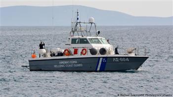  إنتشال 29 شخصًا من قارب قبالة السواحل اليونانية