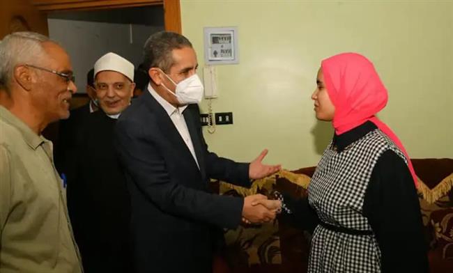 محافظ الغربية يهنئ الأولى على الثانوية الأزهرية في منزلها 