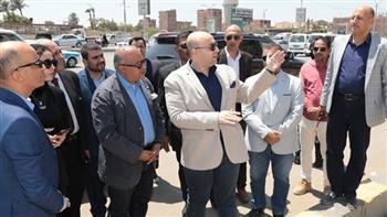 محافظ بني سويف يتابع أعمال رصف الطرق