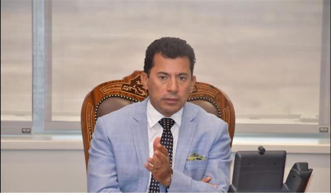 وزير الرياضة يطمئن على الحالة الصحية للاعب المنتخب الوطنى «محمد الننى»