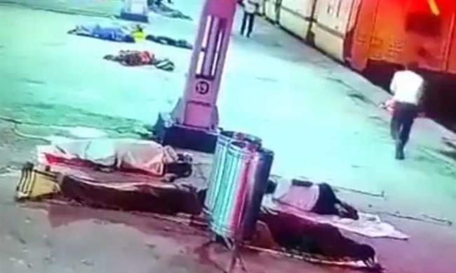 لص يخطف رضيعا من حضن أمه بسهولة ويهرب بالقطار 