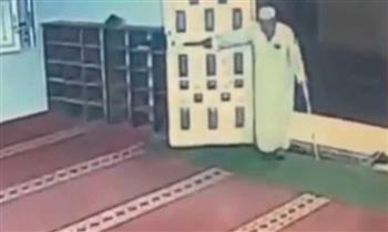   لحظة وفاة عجوز بعد دخوله المسجد لـ أداء صلاة الفجر 