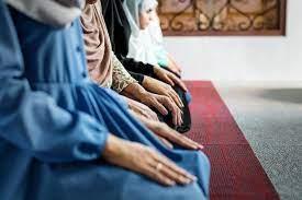   هل يجب انتظار إقامة الصلاة للمرأة في البيت؟.. الإفتاء توضح