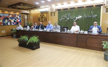مجلس عمداء جامعة جنوب الوادي يناقش استعدادات العام الجامعي الجديد
