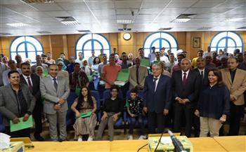 محافظ المنيا يكرم أوائل الثانوية العامة على مستوي المحافظة