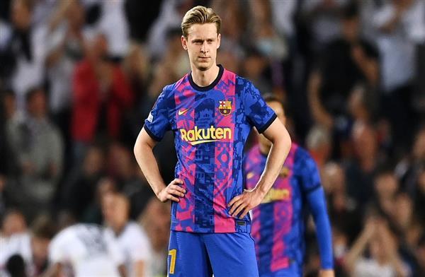دي يونج يحسم مصيره مع برشلونة 