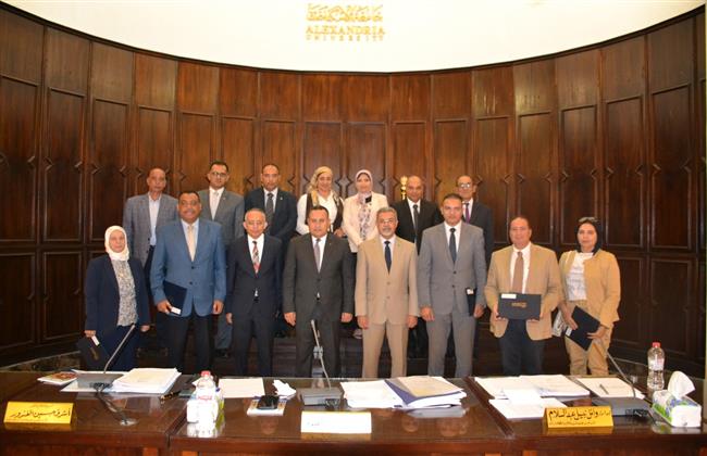 رئيس جامعة الإسكندرية يكرم المشاركين فى تنظيم كأس الجامعات المصرية 