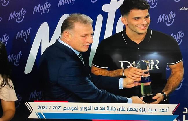زيزو يحصل على جائزتي هداف الدوري وأفضل لاعب