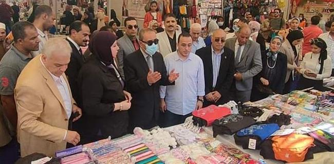 محافظ الاسماعيلية ورئيس الغرفة التجارية يفتتحان معرض أهلا مدارس 2022