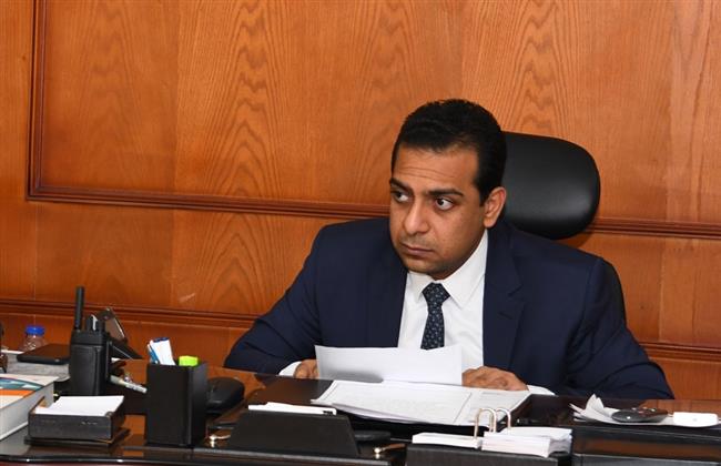 " حازم عمر " يتابع أعمال الرصف بمشروع تطوير المناطق غير المخططة بقنا