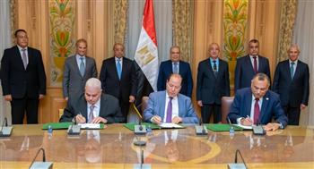   وزيرا الإنتاج الحربى والتنمية يشهدان توقيع اتفاق لشراء 40 أتوبيسا كهربائيا