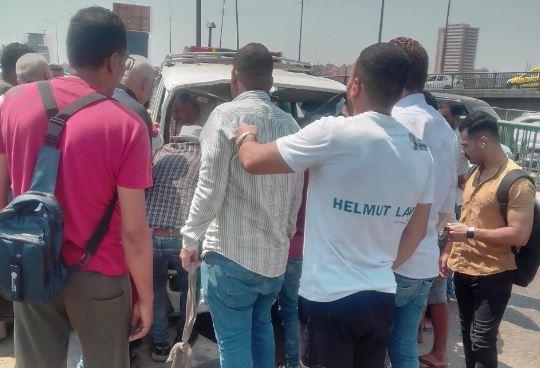 إصابة 4 أشخاص فى حادث تصادم ميكروباص بسور كوبرى الساحل
