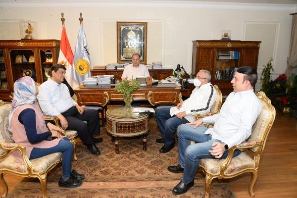 محافظ أسيوط يبحث مع أعضاء مجلسي النواب والشيوخ تنفيذ طلبات المواطنين