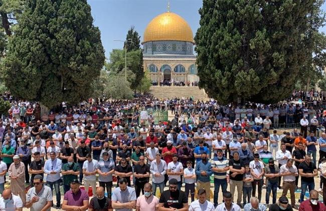 عشرات الآلاف من الفلسطينيين يؤدون صلاة الجمعة في المسجد الأقصى