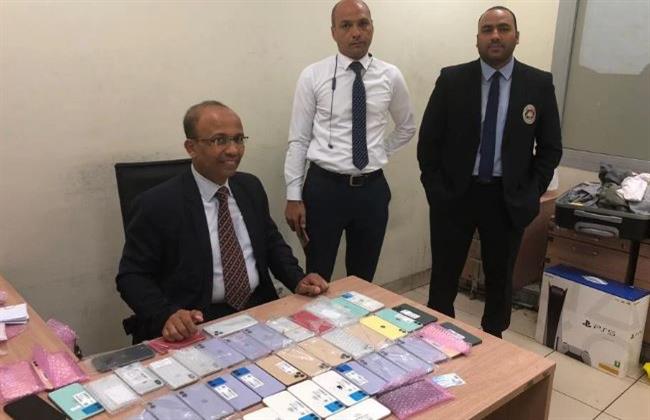ضبط 49 تليفون مهرب من دبي مع راكب في مطار القاهرة