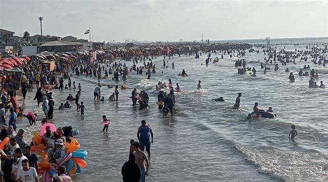 شواطئ رأس البر تشهد إقبال كبير من المواطنين خلال عطلة نهاية الأسبوع 