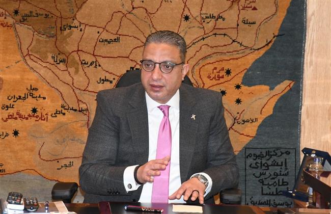 محافظ الفيوم يهنئ الطالبة «زينب أكرم» الأولى على الجمهورية بالثانوية العامة « أدبي»