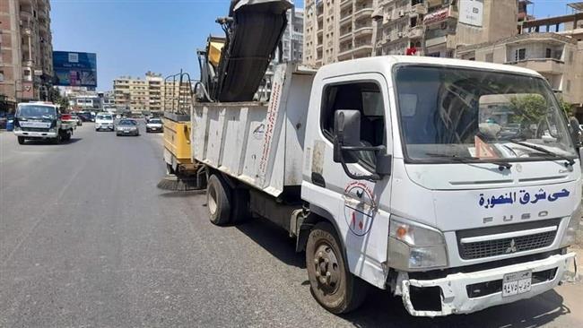 استمرار تنفيذ حملة مكبرة بنطاق مدينة المنصورة لرفع الأتربة بالشوارع والميادين الرئيسية