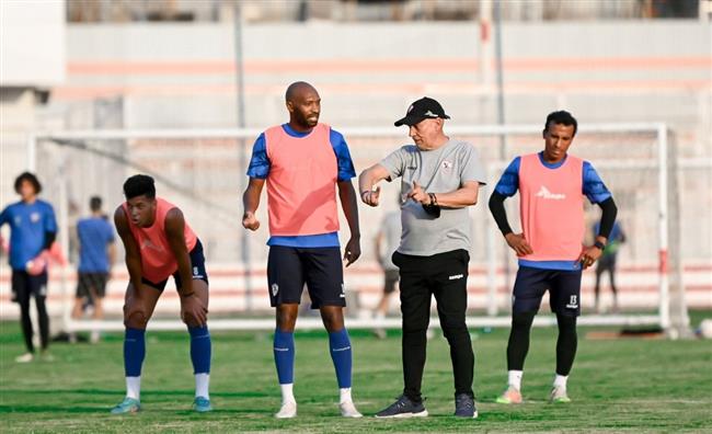 لاعبو الزمالك يخوضون تقسيمة قوية