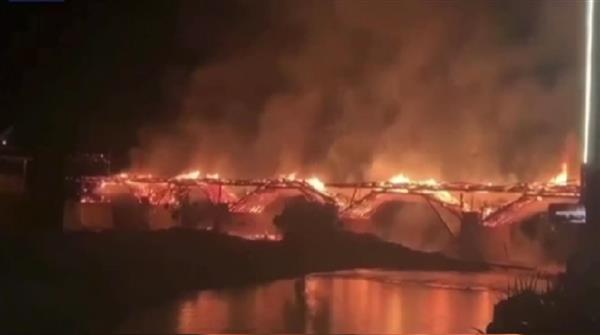 انهيار جسر خشبى عمره 900 عام جراء حريق فى الصين
