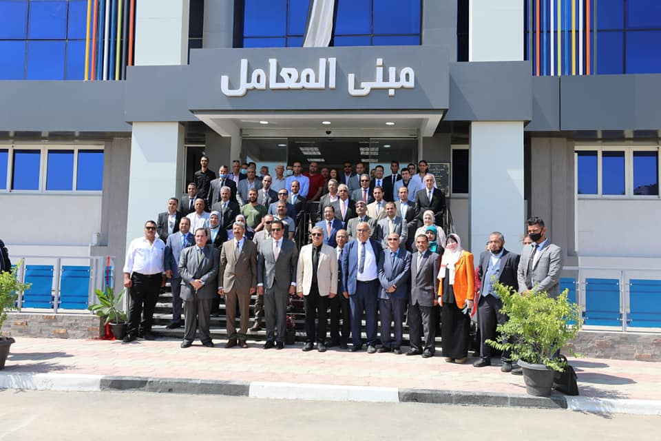عبد الغفار يتفقد المعامل البحثية بمركز بحوث وتطوير الفلزات