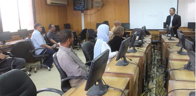 دورة تدريبية عن إجراءات التطبيق الالكترونى لطلاب الماجستير والدكتوراه بجامعة جنوب الوادي    