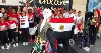 المزمار والطبل البلدي في استقبال بعثة الأولمبياد الخاص للكرة النسائية بمطار القاهرة 