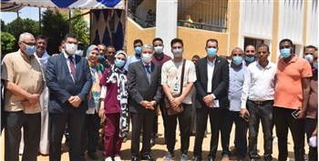 تنظمها جامعة عين شمس.. محافظ المنيا يتفقد أعمال القافلة الطبية بقرية حماضة