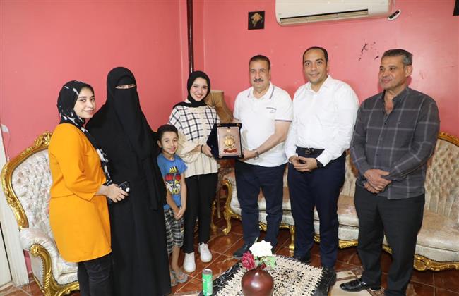 محافظ المنوفية يزور الطالبة الأولى على الجمهورية فى الثانوية