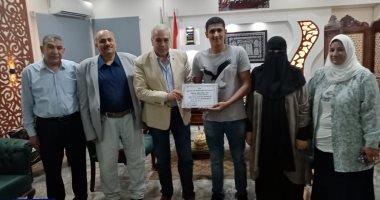 "تعليم الإسماعيلية" يستقبل الطالب إسلام إبراهيم الرابع جمهورية شعبة علوم بالثانوية