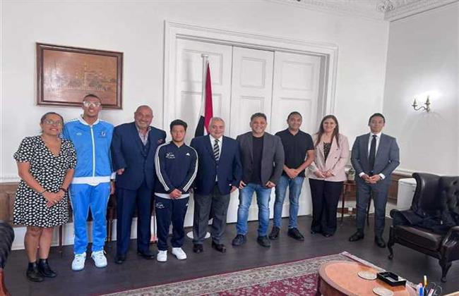 القنصل العام بلندن يلتقى البعثة المصرية لوزارة الشباب والرياضة بعد تسجيل رقم جديد فى عبور المانش