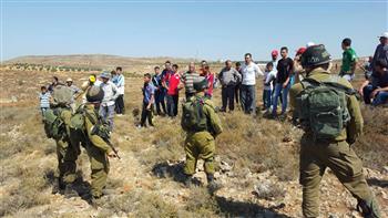   تحت الحماية الإسرائيلية.. تصدي فلسطيني لهجوم مستوطنين بـ "نابلس"