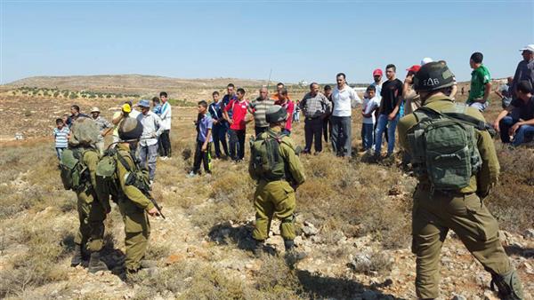 تحت الحماية الإسرائيلية.. تصدي فلسطيني لهجوم مستوطنين بـ "نابلس"
