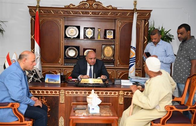 «الداودي» يستقبل 42 مواطن بمكتبه للإستماع لشكواهم بقنا