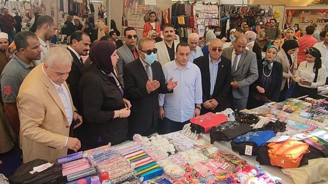 بأسعار مخفضة تصل إلى 30% ..  محافظ قنا يفتتح معرض اهلا مدارس  