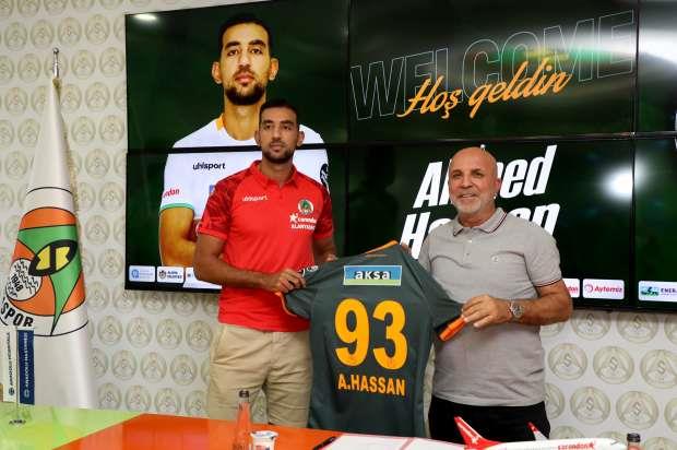 "كوكا"  يقود فريقه للفوز بالدوري التركي ويسجل أول أهدافه 