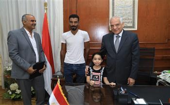 محافظ الجيزة يسلم محلا حضاريا بروضة السودان لصاحب عربة الفول بالدقي