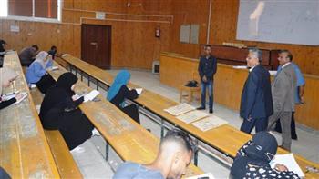 رئيس جامعة جنوب الوادي يتفقد أعمال امتحانات الدور الثاني بكليتي التجارة والحاسبات