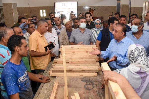 محافظ الإسكندرية يتفقد أعمال تطوير ورشة النجارة بالحضرة بعد تحويلها إلى ورشة إنتاجية 